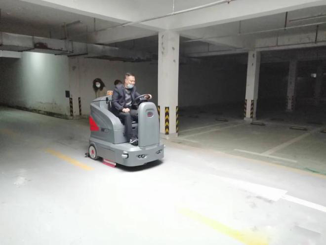 酒泉小区物业保洁不用人力改用驾驶式洗地机了